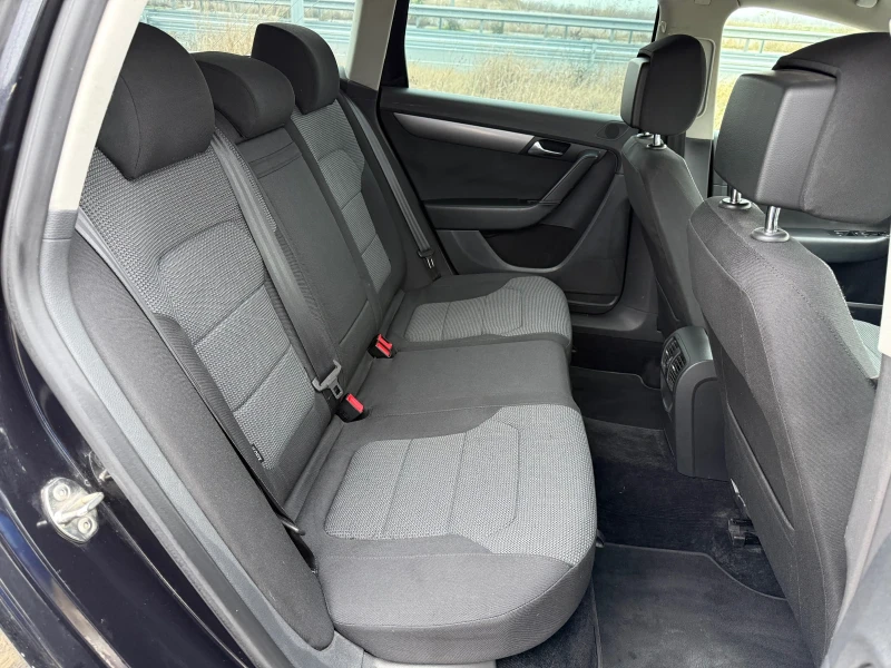 VW Passat 2.0 TDI / AVTOMAT / NAVI / PARKTRONIC / AVTOPILOT, снимка 13 - Автомобили и джипове - 52860648