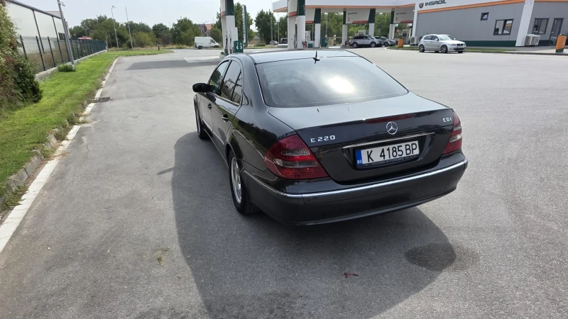 Mercedes-Benz E 220, снимка 4 - Автомобили и джипове - 53024767