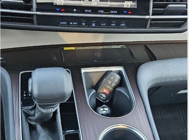 Toyota Sienna 2, 5 hibrid, снимка 8 - Автомобили и джипове - 52816264