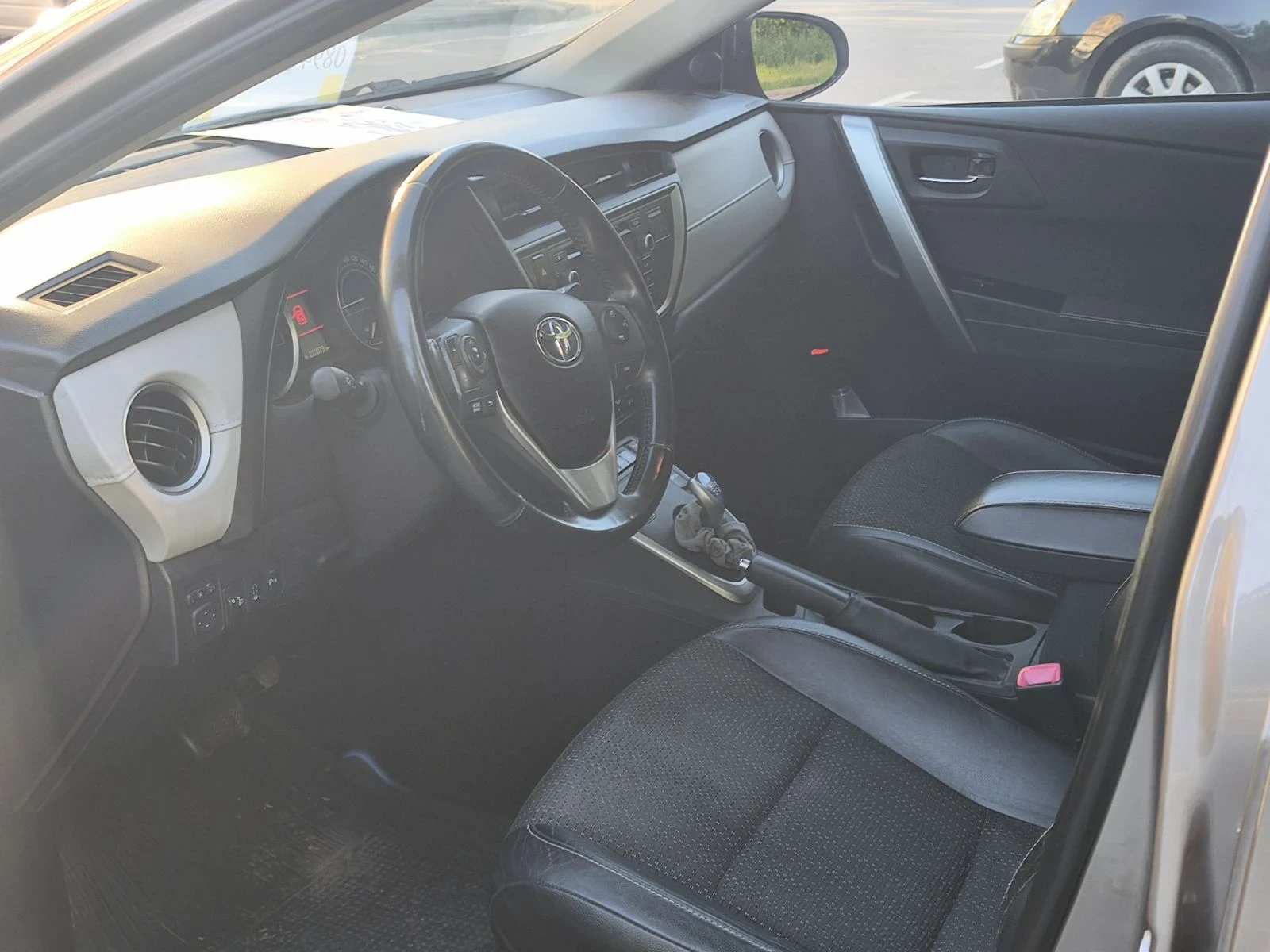 Toyota Auris, снимка 10 - Автомобили и джипове - 54697988