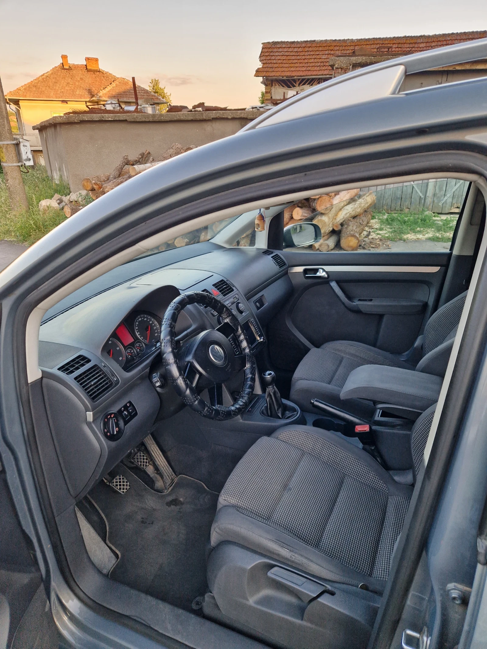 VW Touran 1.9 105 7месна 6ск , снимка 9 - Автомобили и джипове - 55513134