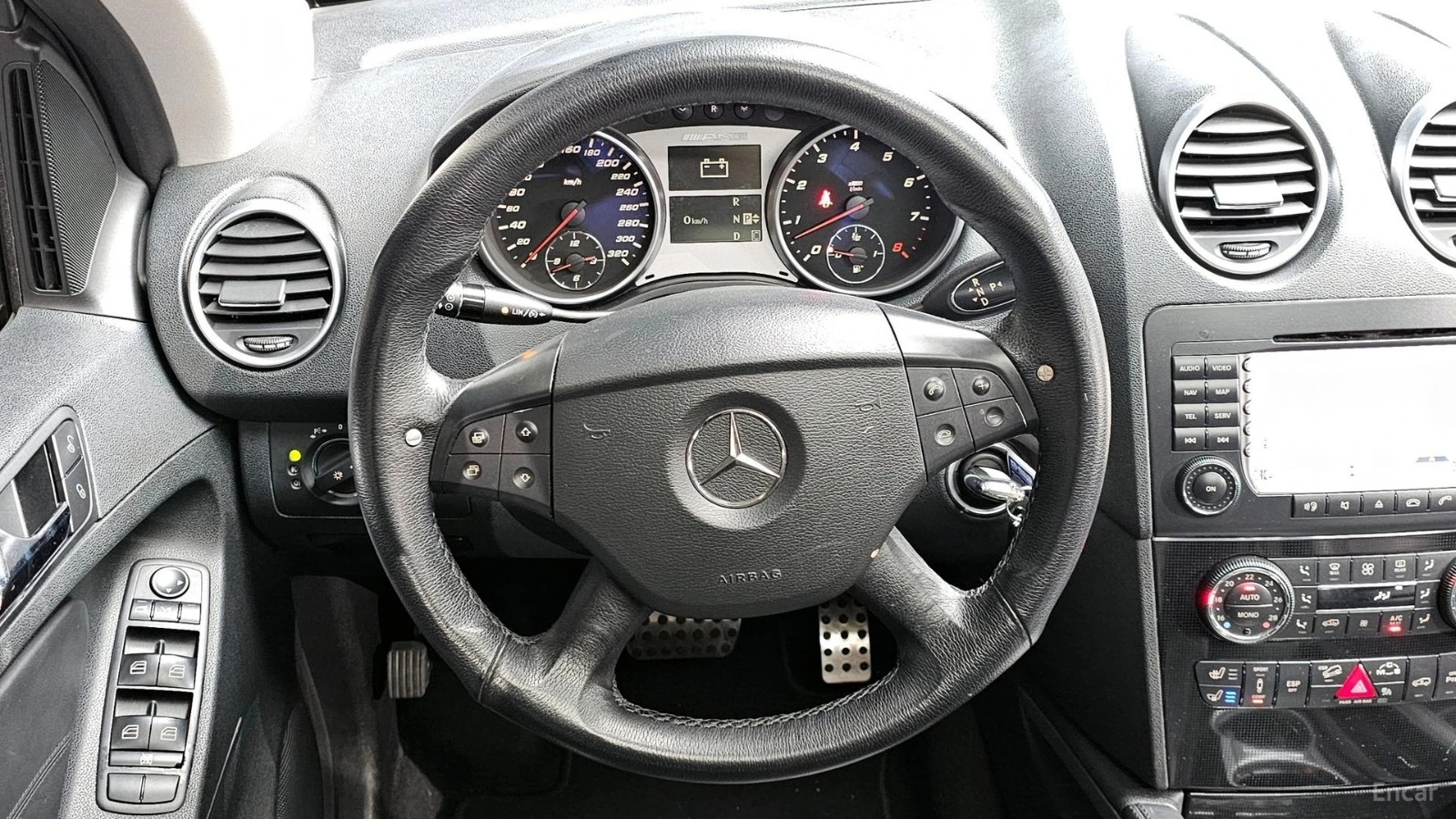 Mercedes-Benz ML 63 AMG DESIGNO КОЖА* ПОДГРЕВ* ОБДУХВ* ПАНО* НАВИ* КАМЕРА, снимка 13 - Автомобили и джипове - 55564943