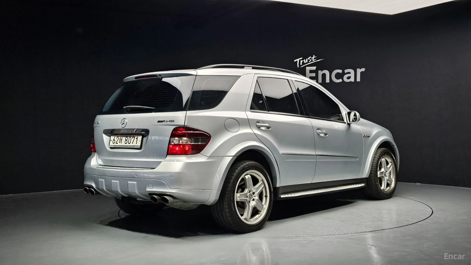 Mercedes-Benz ML 63 AMG DESIGNO КОЖА* ПОДГРЕВ* ОБДУХВ* ПАНО* НАВИ* КАМЕРА, снимка 2 - Автомобили и джипове - 55564943