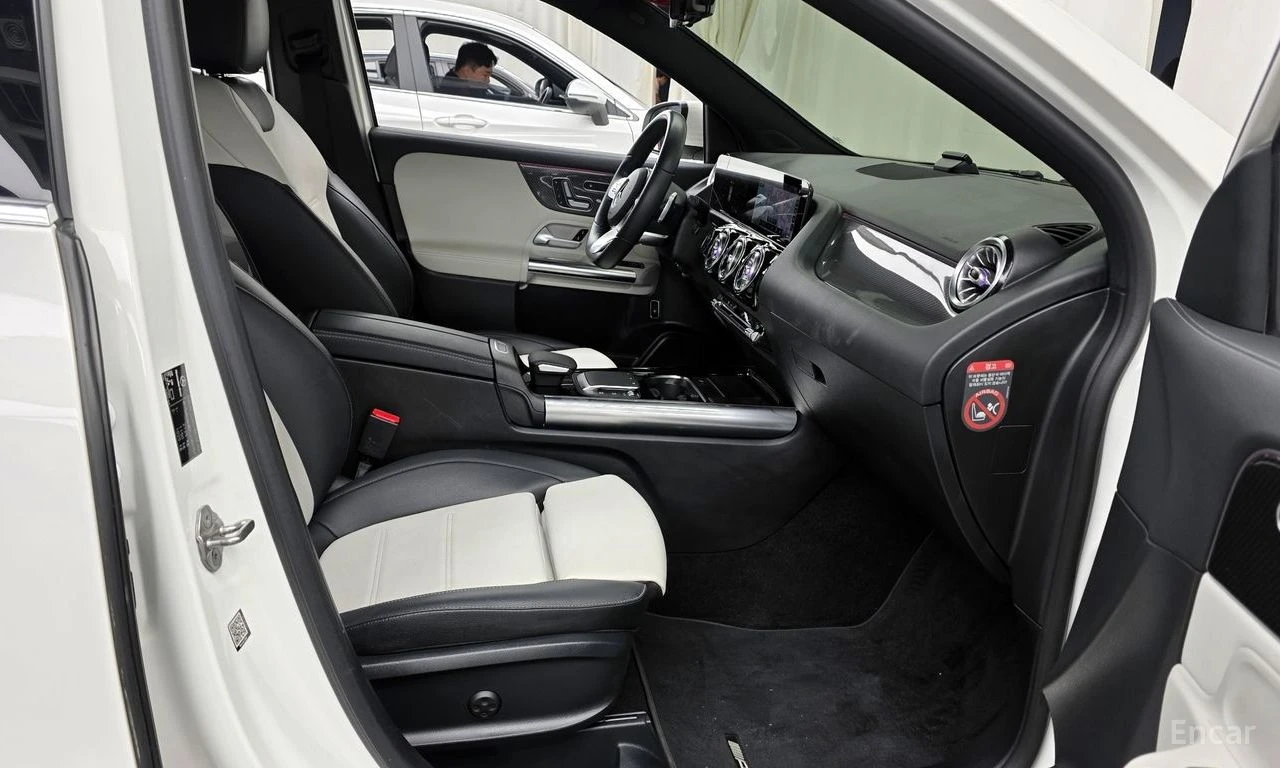 Mercedes-Benz GLA 250 AMG* LINE* ДИСТРОНИК* LANE* ASSIST* КАМЕРА* , снимка 14 - Автомобили и джипове - 56118915