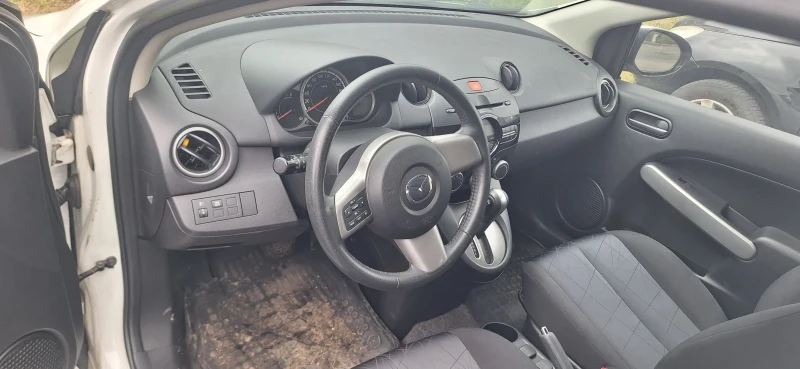 Mazda 2, снимка 8 - Автомобили и джипове - 52528520