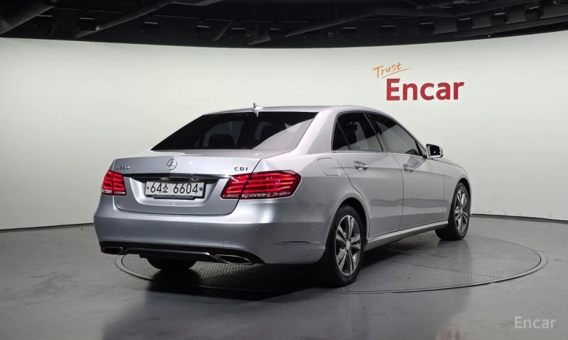 Mercedes-Benz E 220, снимка 2 - Автомобили и джипове - 53165748