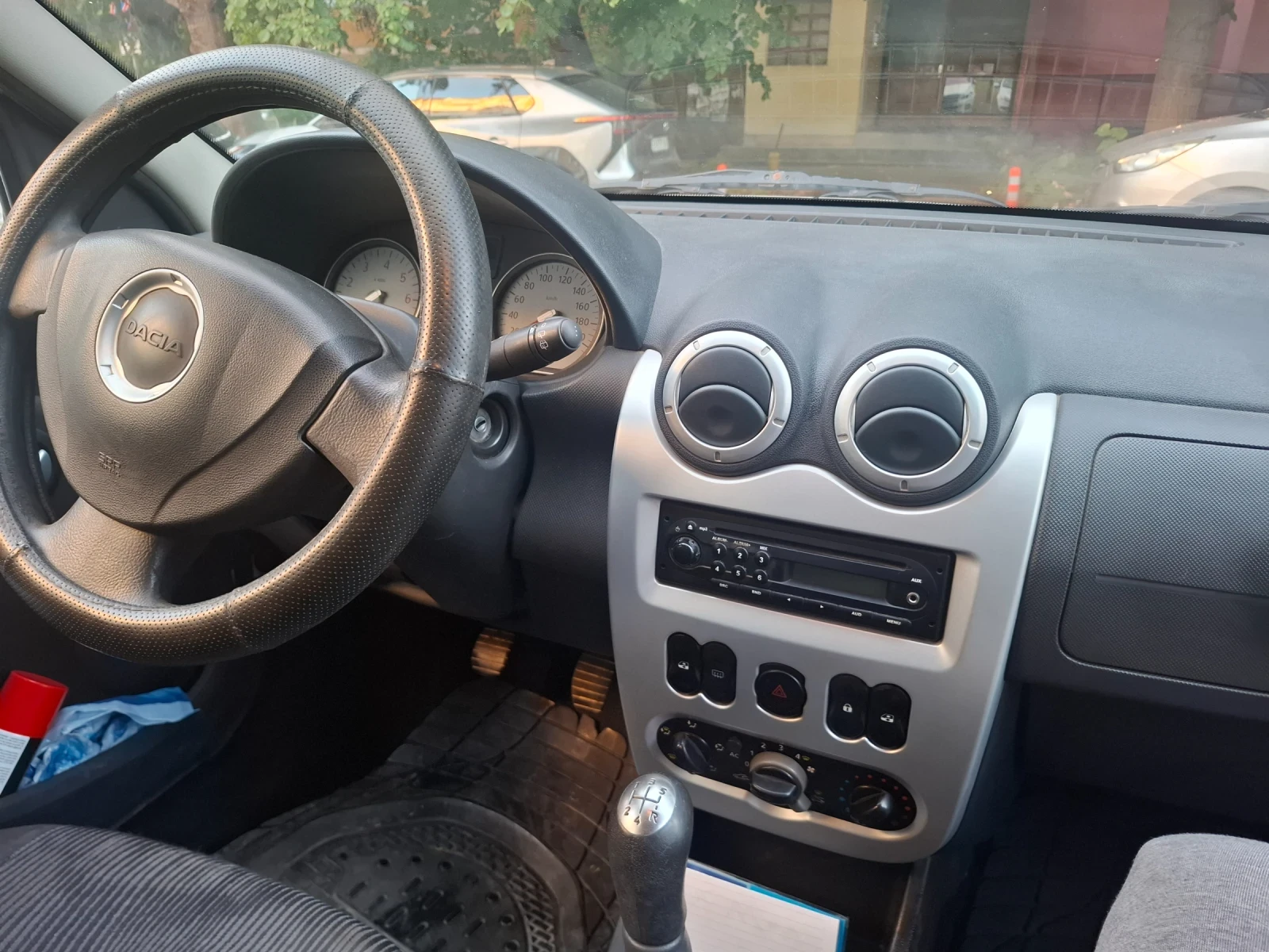Dacia Logan, снимка 4 - Автомобили и джипове - 56586049