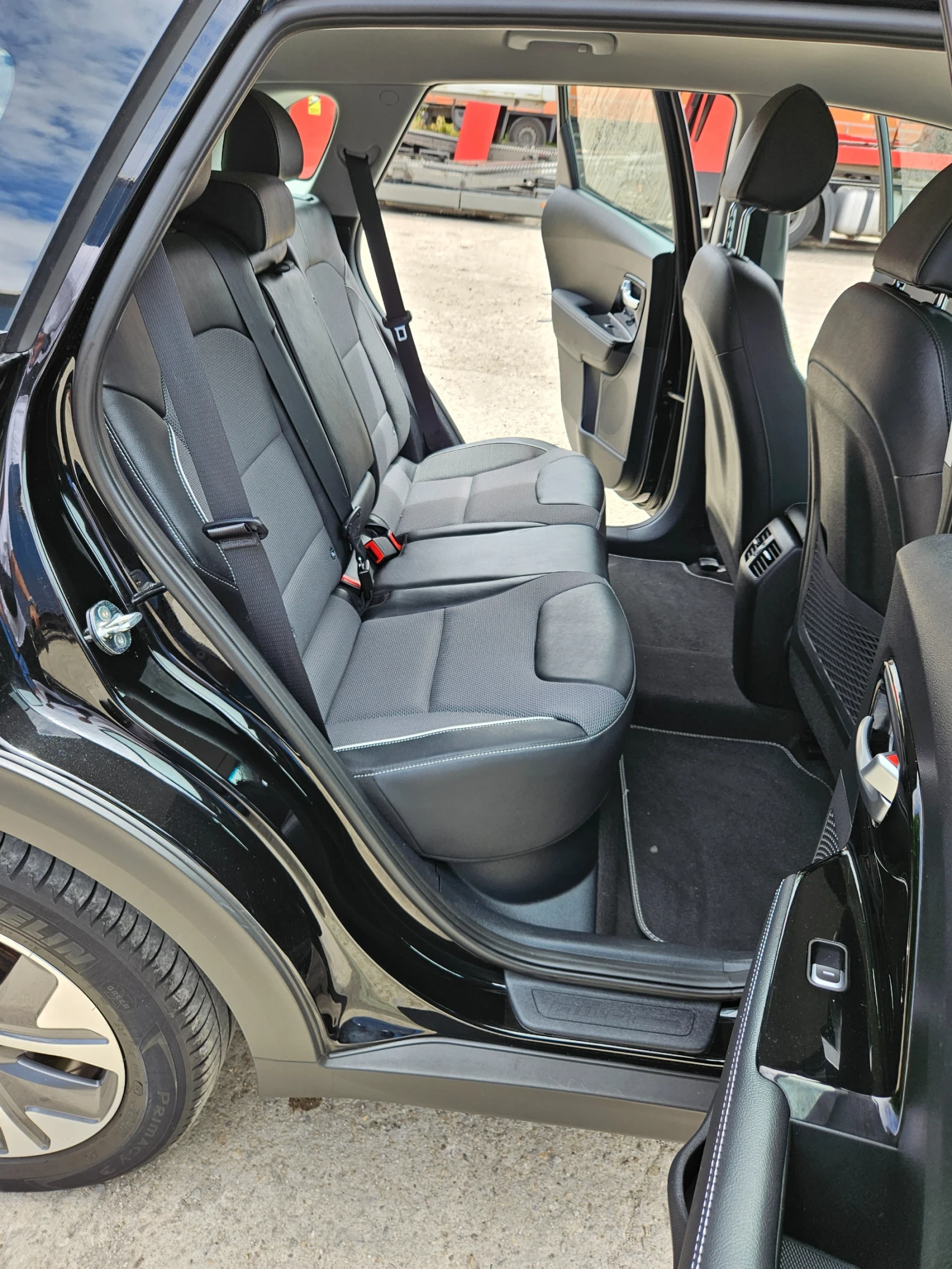 Kia Niro !!! 58 488 kм !!!  11.2021г / 64 kwh /204 кс / НОВ, снимка 11 - Автомобили и джипове - 54894376