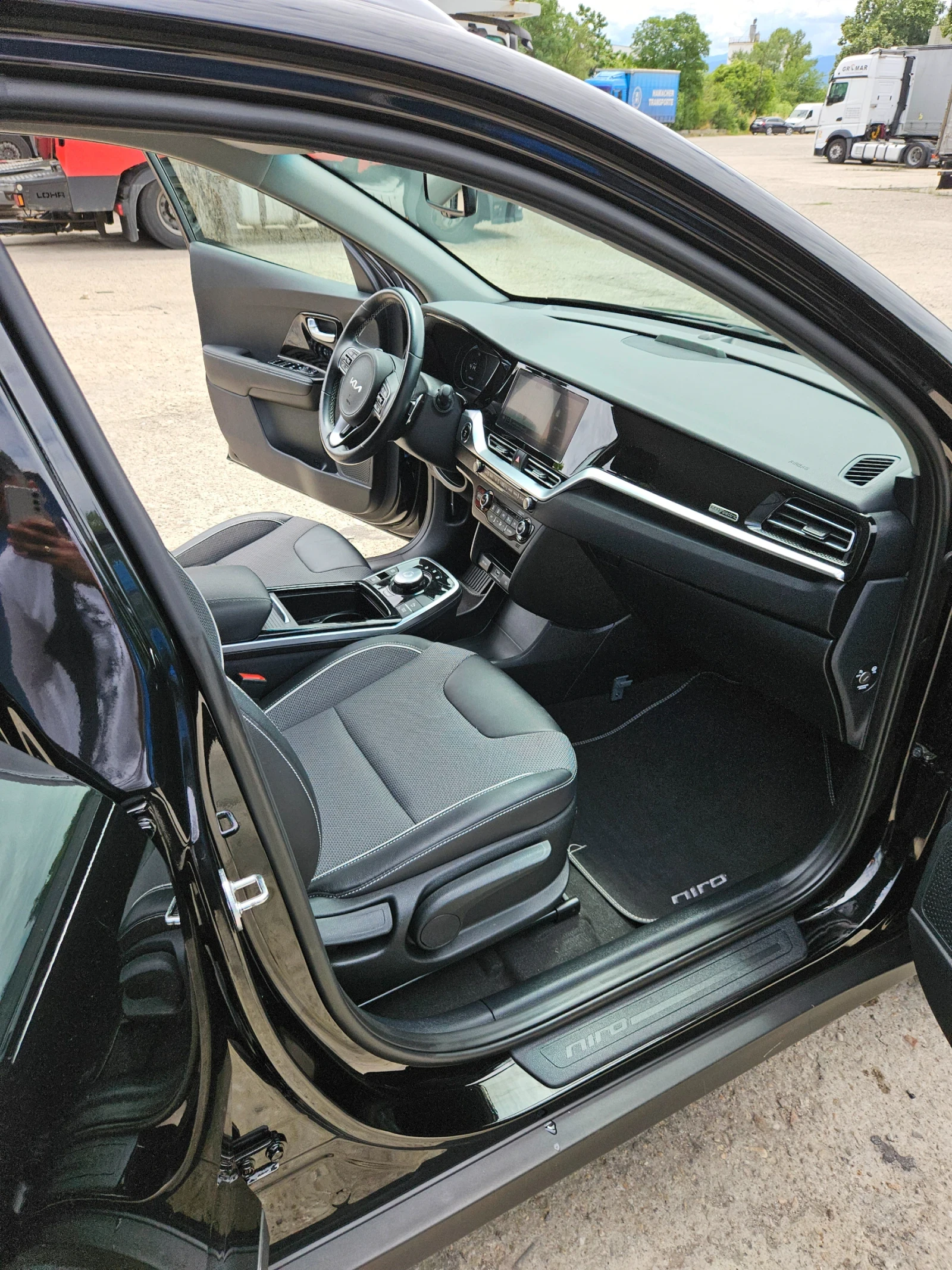 Kia Niro !!! 58 488 kм !!!  11.2021г / 64 kwh /204 кс / НОВ, снимка 12 - Автомобили и джипове - 54894376
