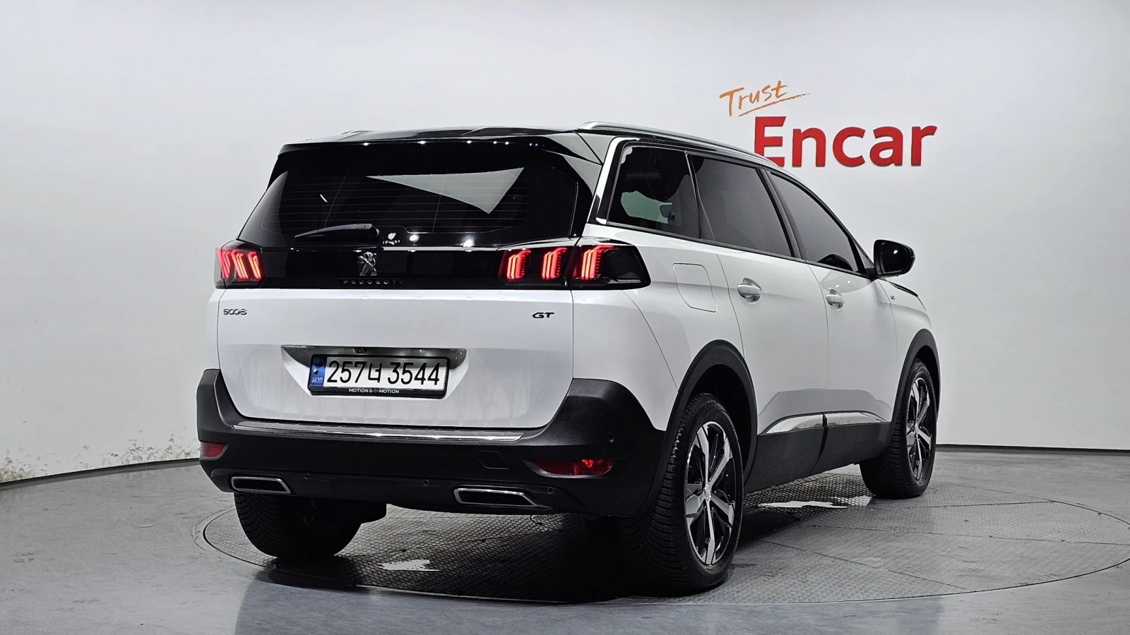 Peugeot 5008 | Панорама | Масаж | Адаптивен круиз, снимка 2 - Автомобили и джипове - 54890363