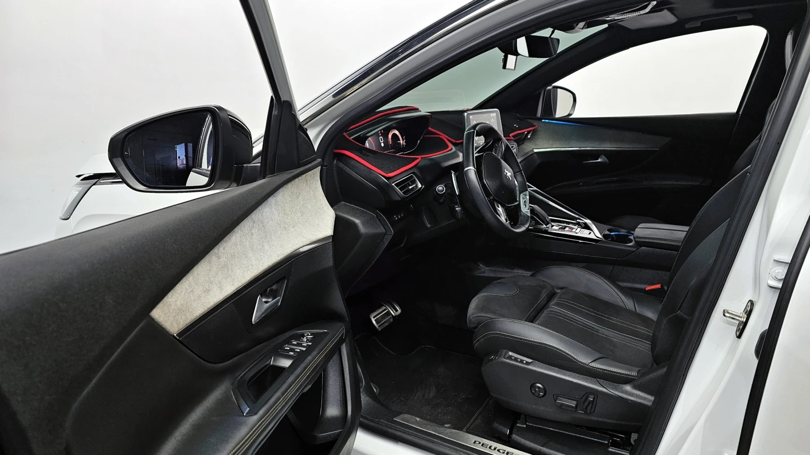 Peugeot 5008 | Панорама | Масаж | Адаптивен круиз, снимка 5 - Автомобили и джипове - 54890363