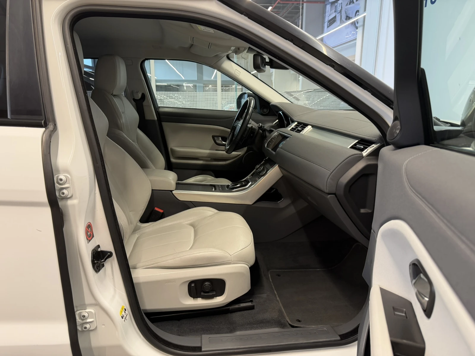 Land Rover Range Rover Evoque SE DYNAMIC AWD, снимка 16 - Автомобили и джипове - 54312386