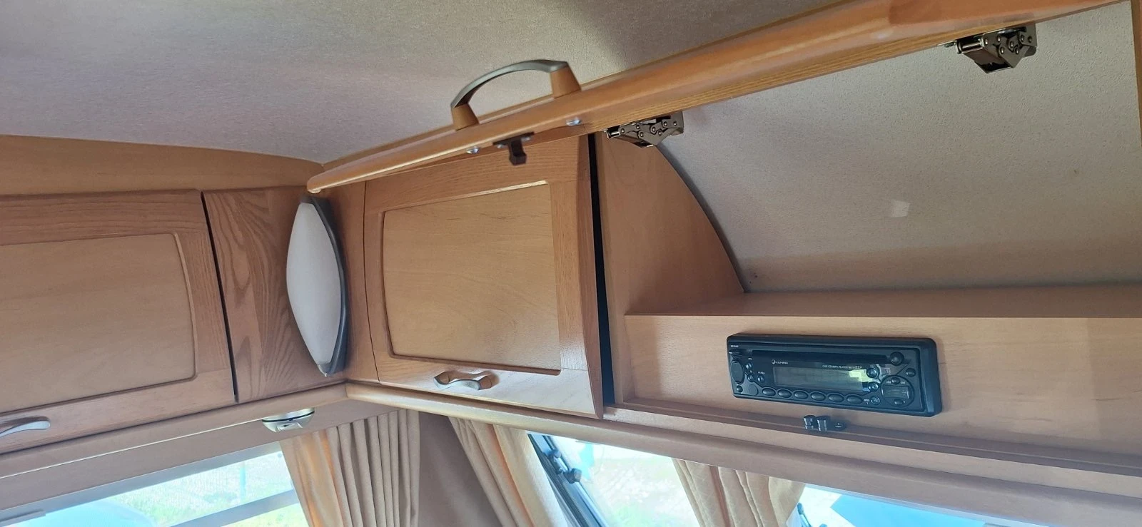 Каравана Swift Lunar Galaxy 400, снимка 10 - Каравани и кемпери - 54347191