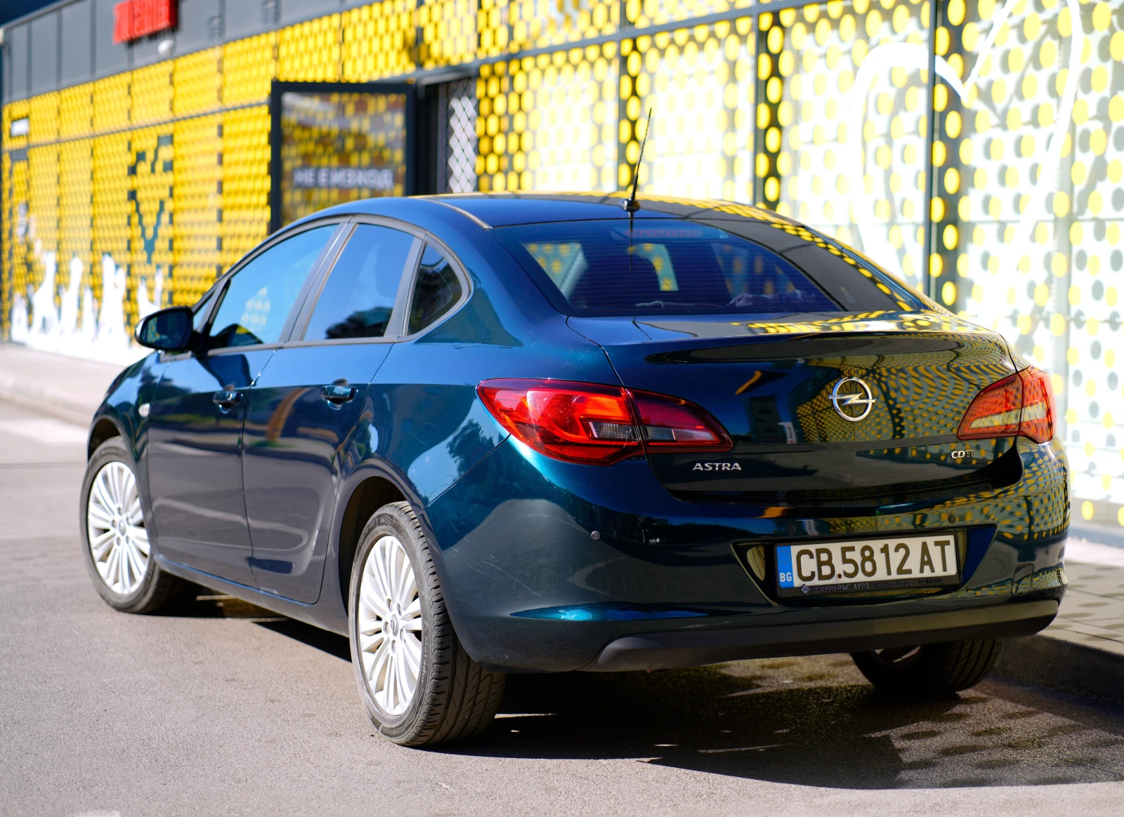 Opel Astra J Sedan 1.6 CDTI, снимка 3 - Автомобили и джипове - 56211833
