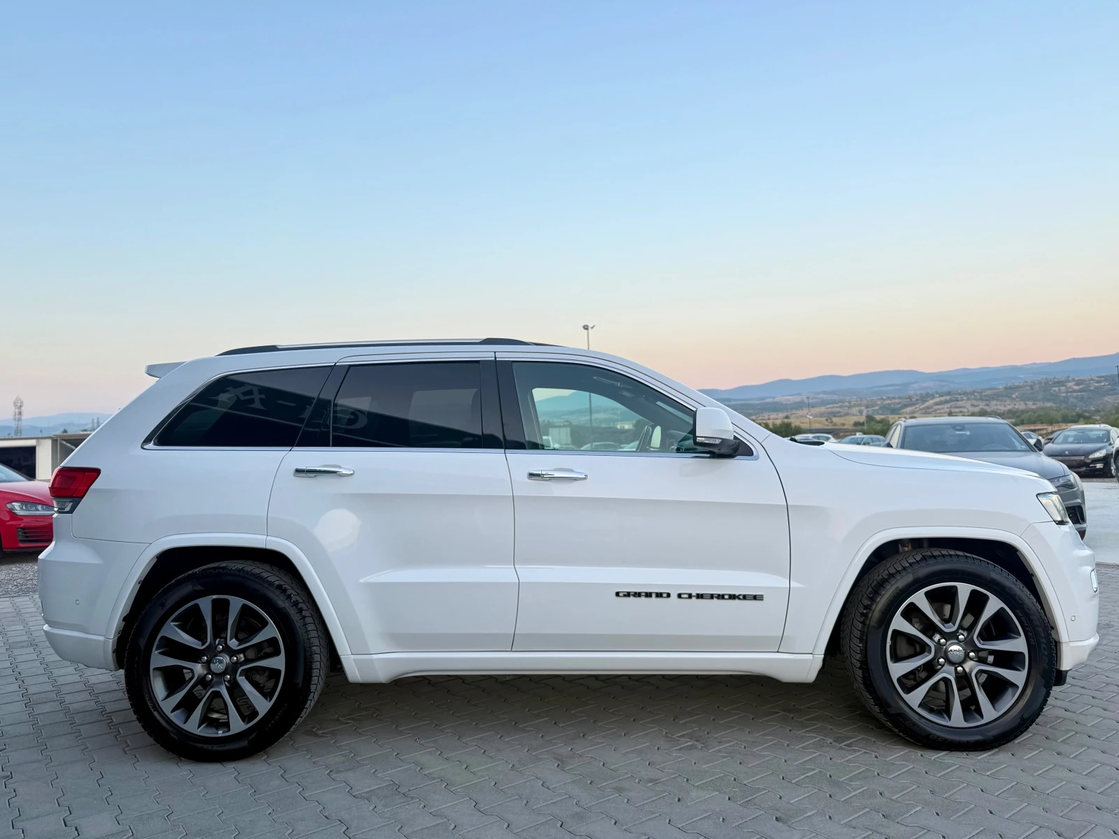 Jeep Grand cherokee 3.0CRDI 250 ks OVERLAND FACE LIFT Собствен лизинг , снимка 4 - Автомобили и джипове - 55635226