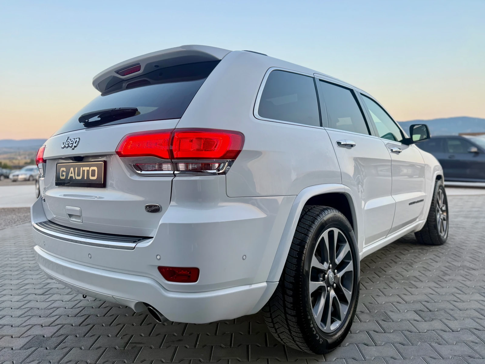 Jeep Grand cherokee 3.0CRDI 250 ks OVERLAND FACE LIFT Собствен лизинг , снимка 5 - Автомобили и джипове - 55635226