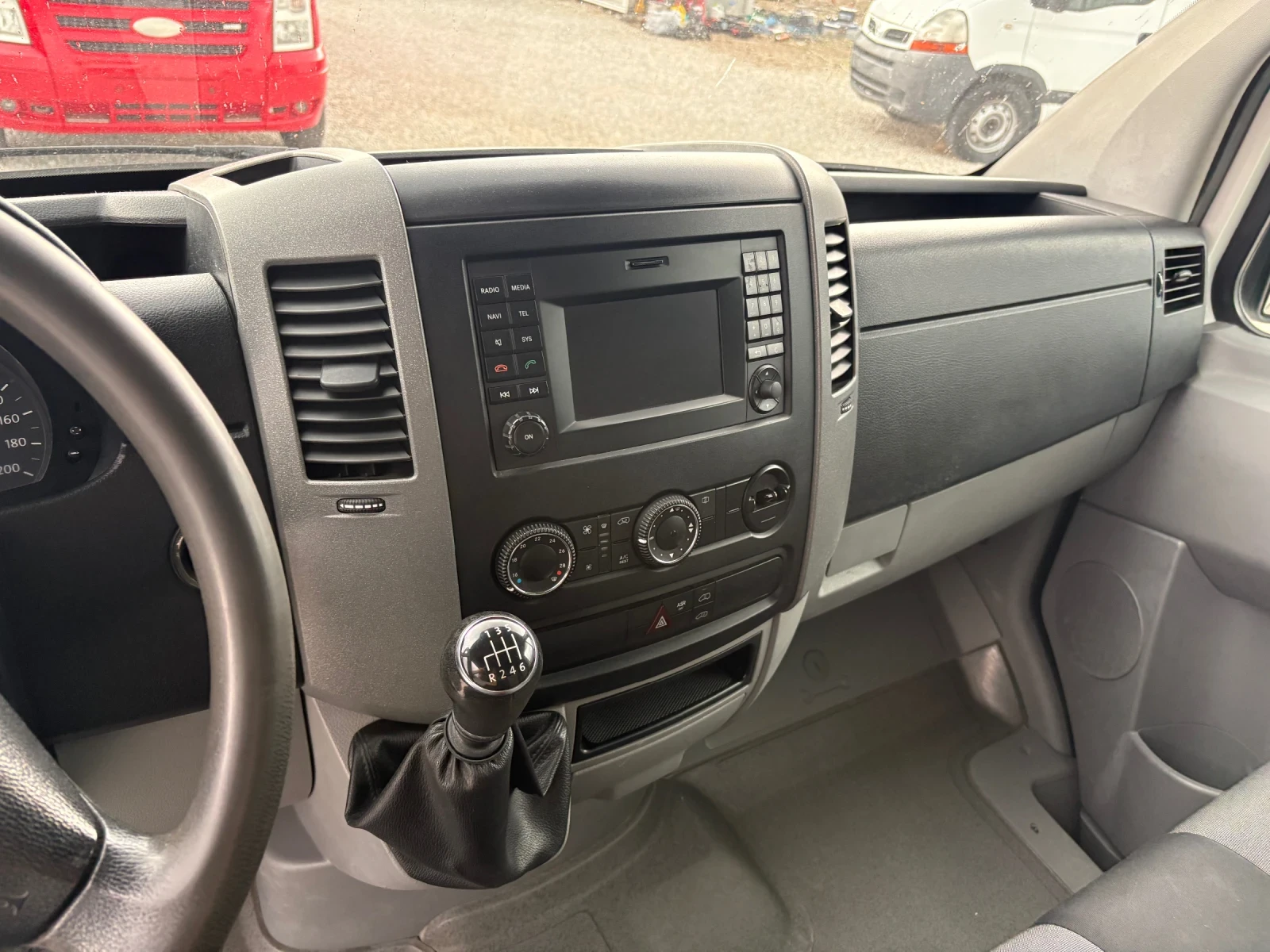 VW Crafter, снимка 8 - Бусове и автобуси - 54608207