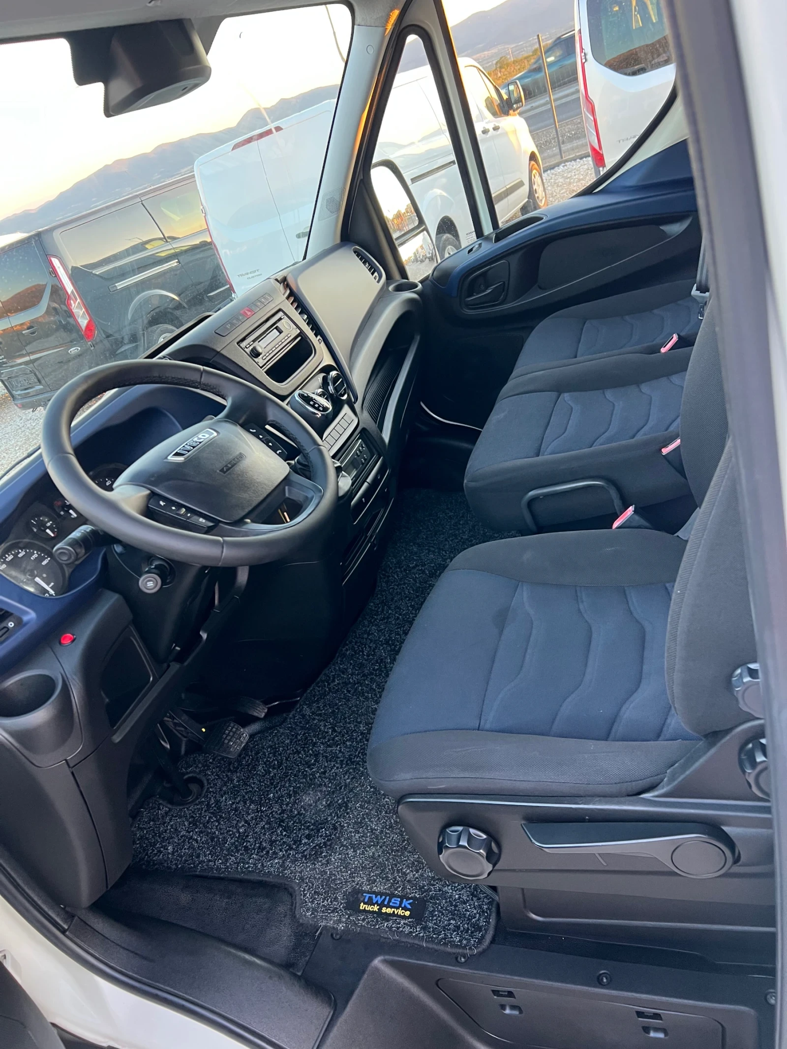 Iveco Daily ХЛАДИЛЕН* КЛИМАТРОНИК* , снимка 15 - Бусове и автобуси - 56144367