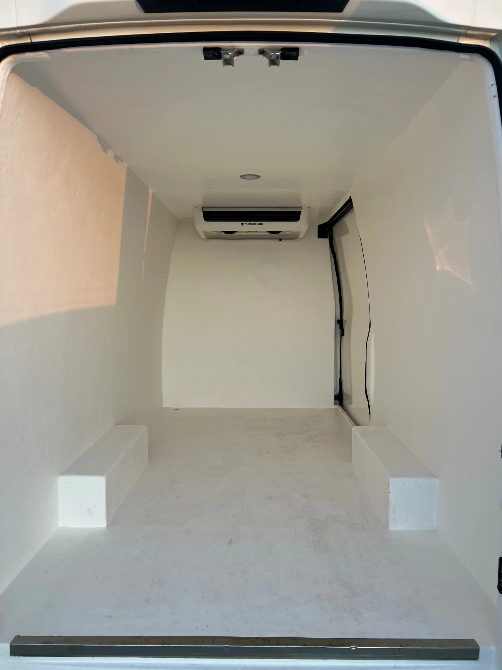Iveco Daily ХЛАДИЛЕН* КЛИМАТРОНИК* , снимка 10 - Бусове и автобуси - 56144367