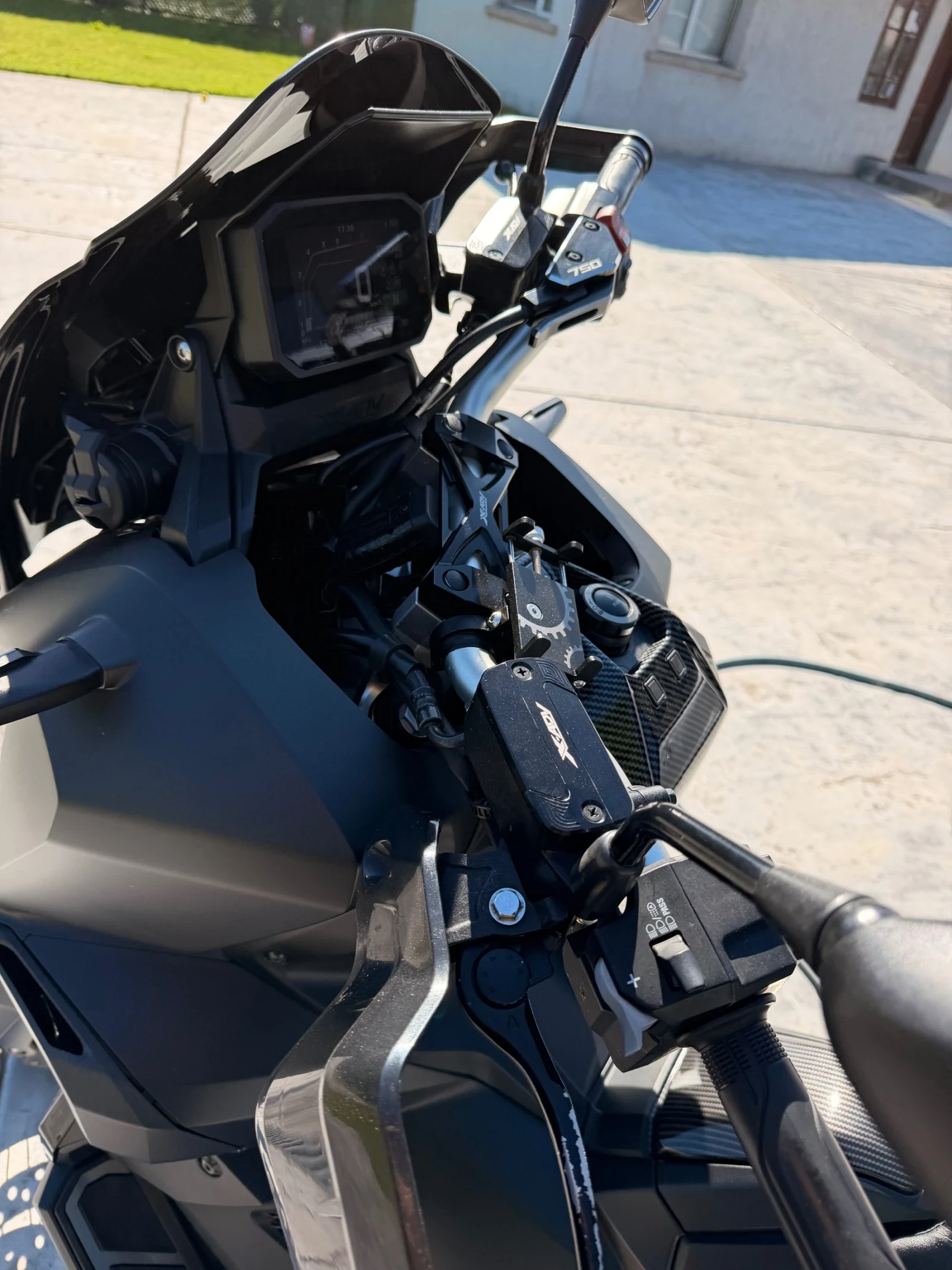 Honda X-ADV 750 FULL CARBON * AKRAPOVIC * 16000km * TOP, снимка 9 - Мотоциклети и мототехника - 54903950