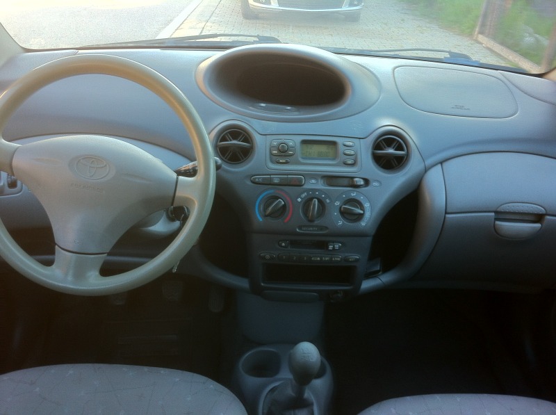 Toyota Yaris 1.0 I Benzin, снимка 12 - Автомобили и джипове - 46166280
