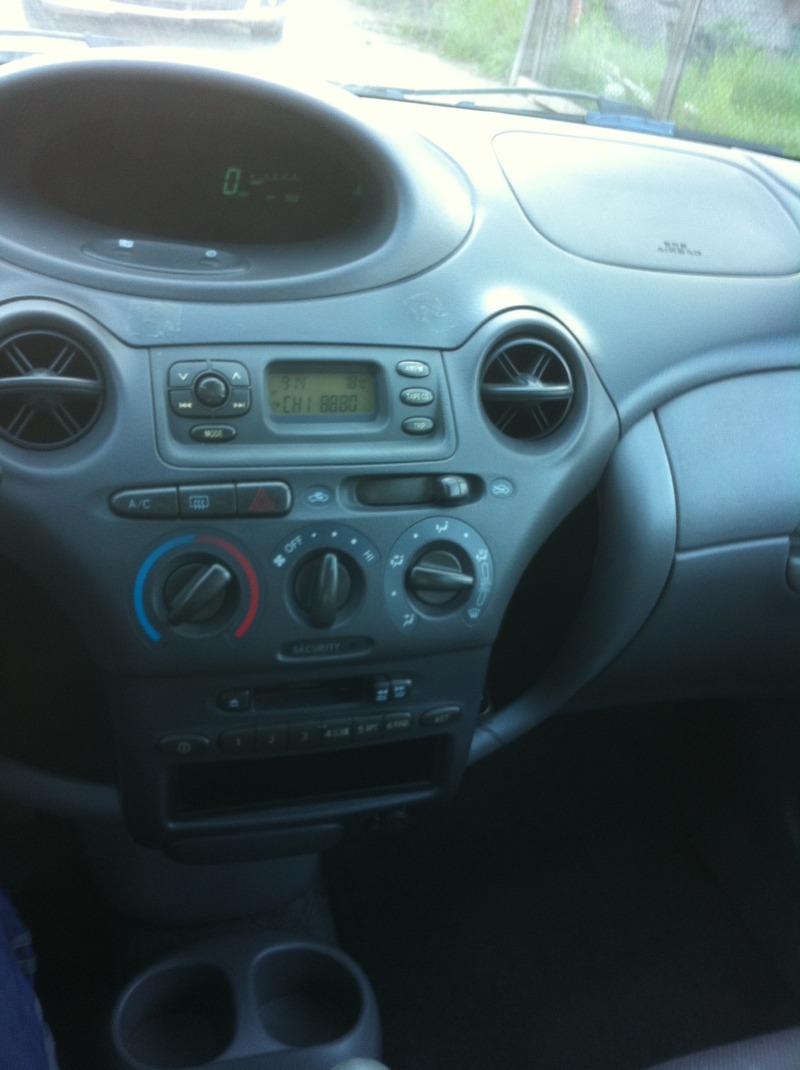 Toyota Yaris 1.0 I Benzin, снимка 13 - Автомобили и джипове - 46166280