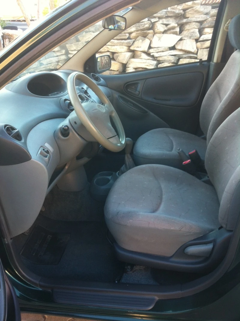 Toyota Yaris 1.0 I Benzin, снимка 10 - Автомобили и джипове - 47175537