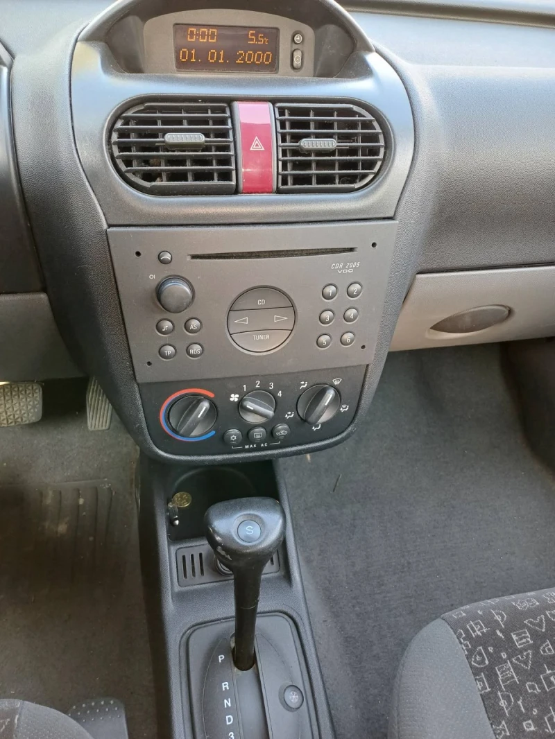 Opel Corsa 1.4 Автоматик, снимка 13 - Автомобили и джипове - 48382177