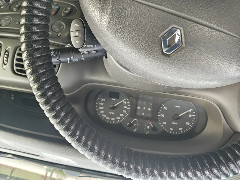 Renault Scenic 1.9 dci klimatronik , снимка 15 - Автомобили и джипове - 52477488
