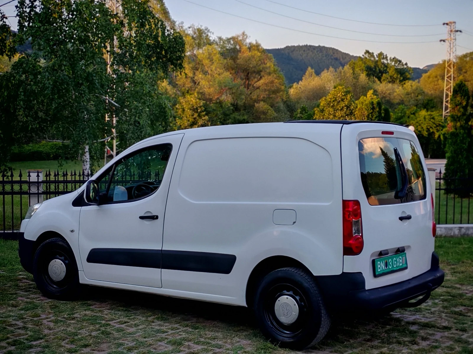 Peugeot Partner 1. 6HDI(90)* FACELIFT* КЛИМАТИК* НОВ ВНОС* , снимка 4 - Автомобили и джипове - 54962815