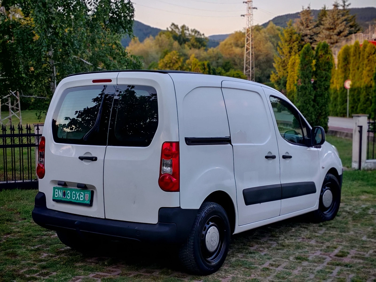 Peugeot Partner 1. 6HDI(90)* FACELIFT* КЛИМАТИК* НОВ ВНОС* , снимка 6 - Автомобили и джипове - 54962815