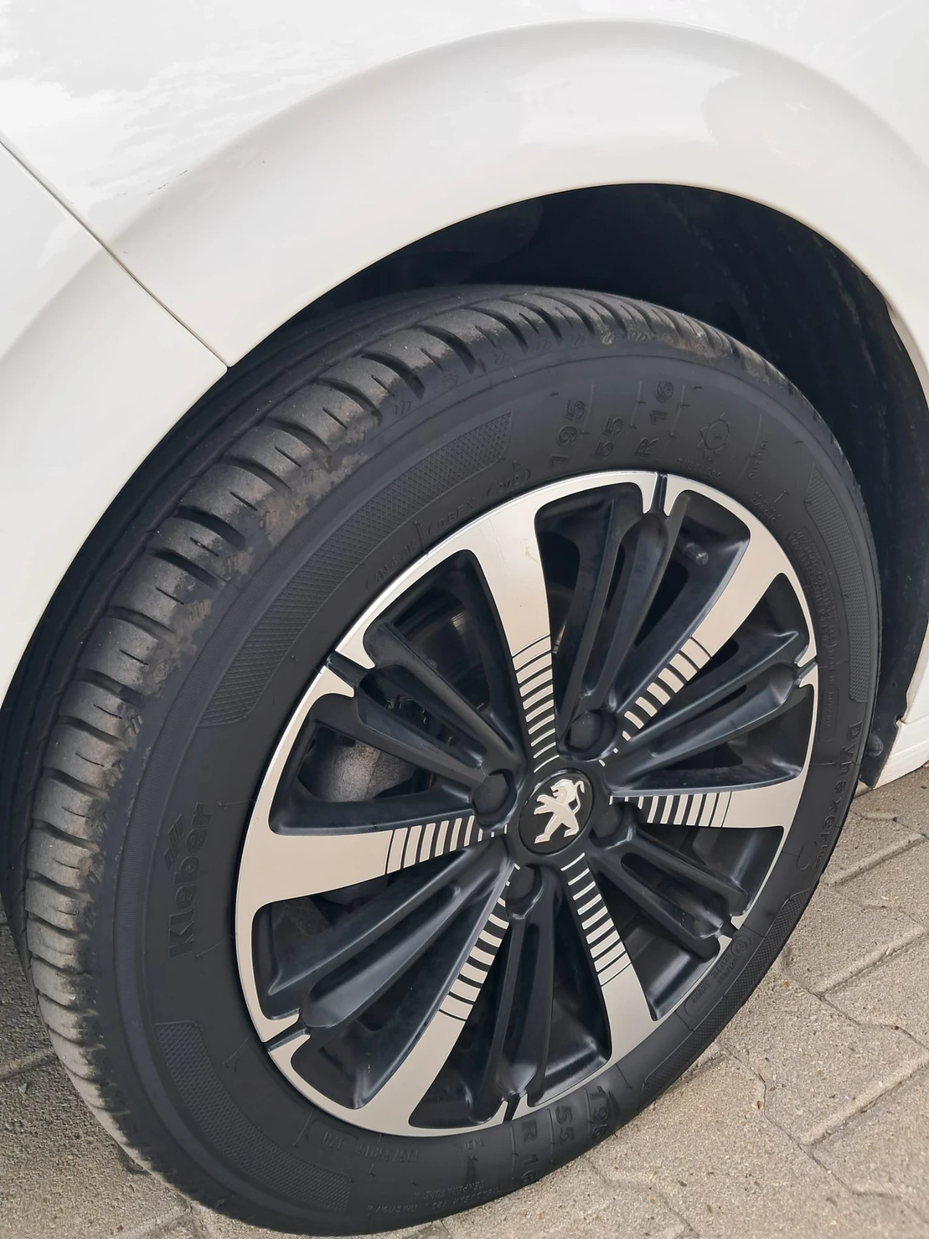 Peugeot 208 1.2 Tech edition, снимка 4 - Автомобили и джипове - 55038812
