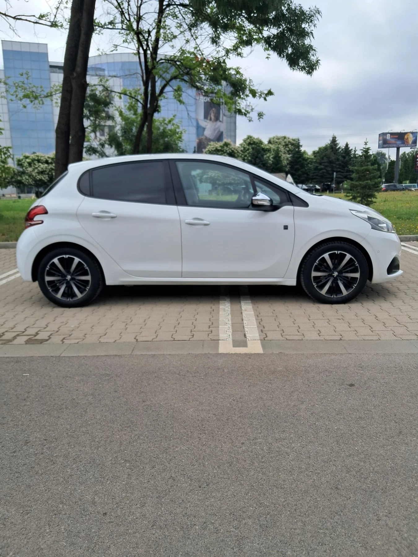 Peugeot 208 1.2 Tech edition, снимка 5 - Автомобили и джипове - 55038812
