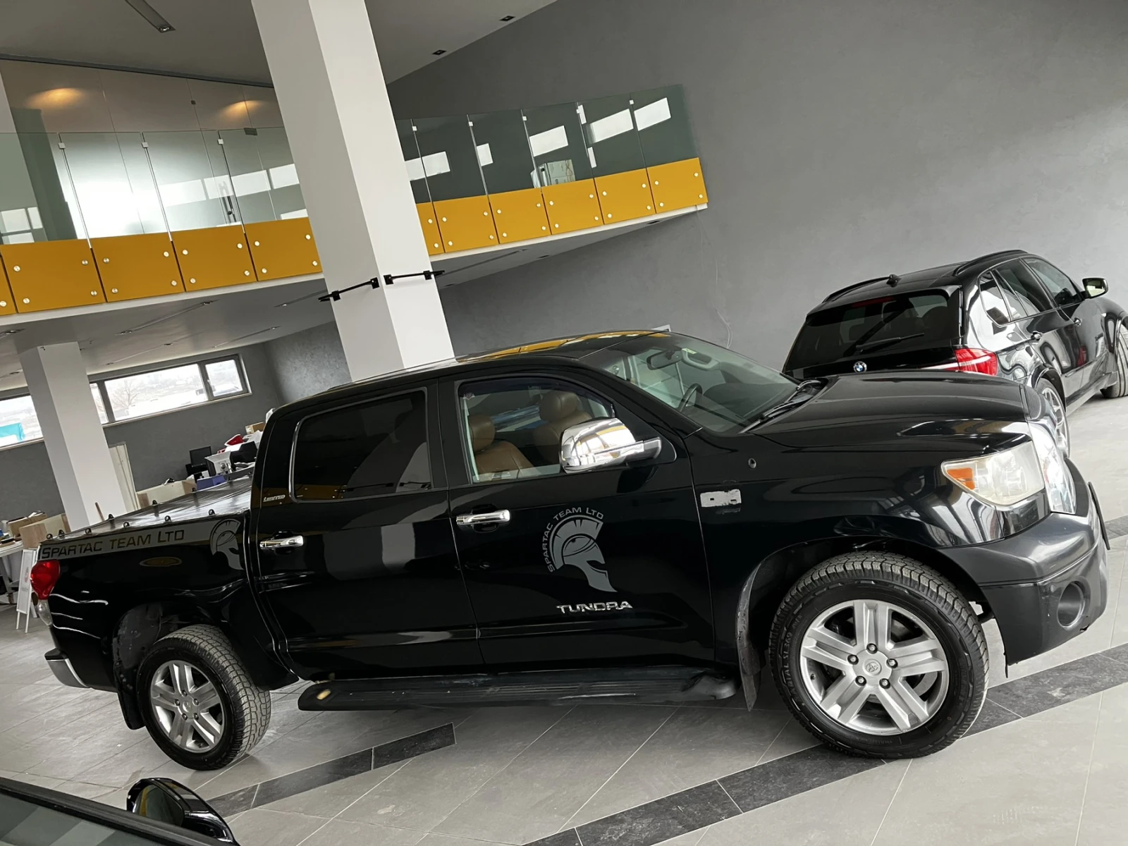 Toyota Tundra 5.7 V8 - изображение 2