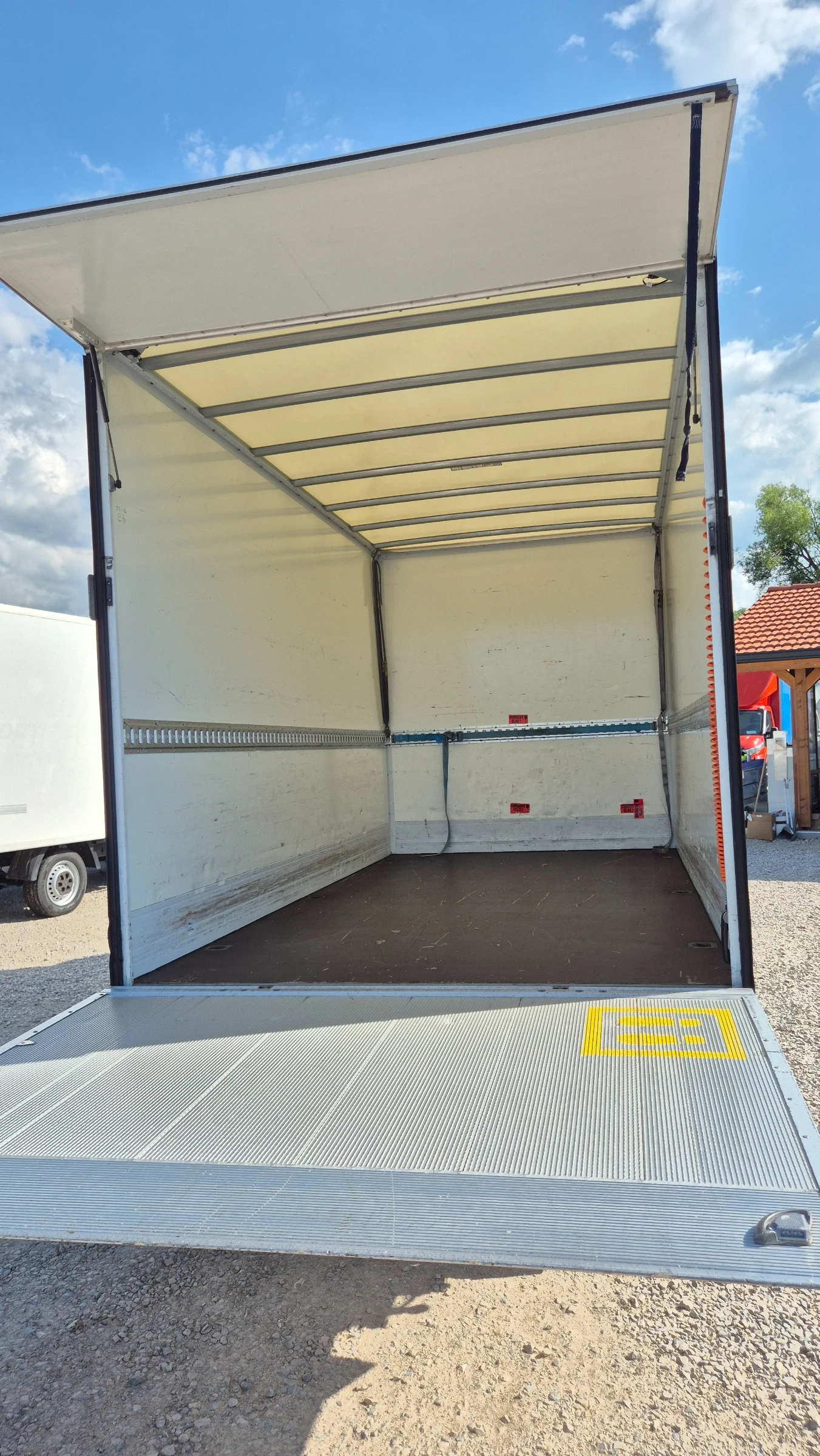 Iveco Daily 35s18* HI-MATIC* LED* НАВИ* КАМЕРА* БОРД* ШВЕЙЦАРИ, снимка 9 - Бусове и автобуси - 54691243
