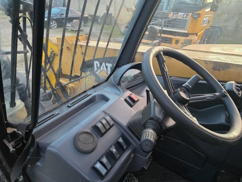 Телескопичен товарач Caterpillar TH408, снимка 6 - Селскостопанска техника - 53024280