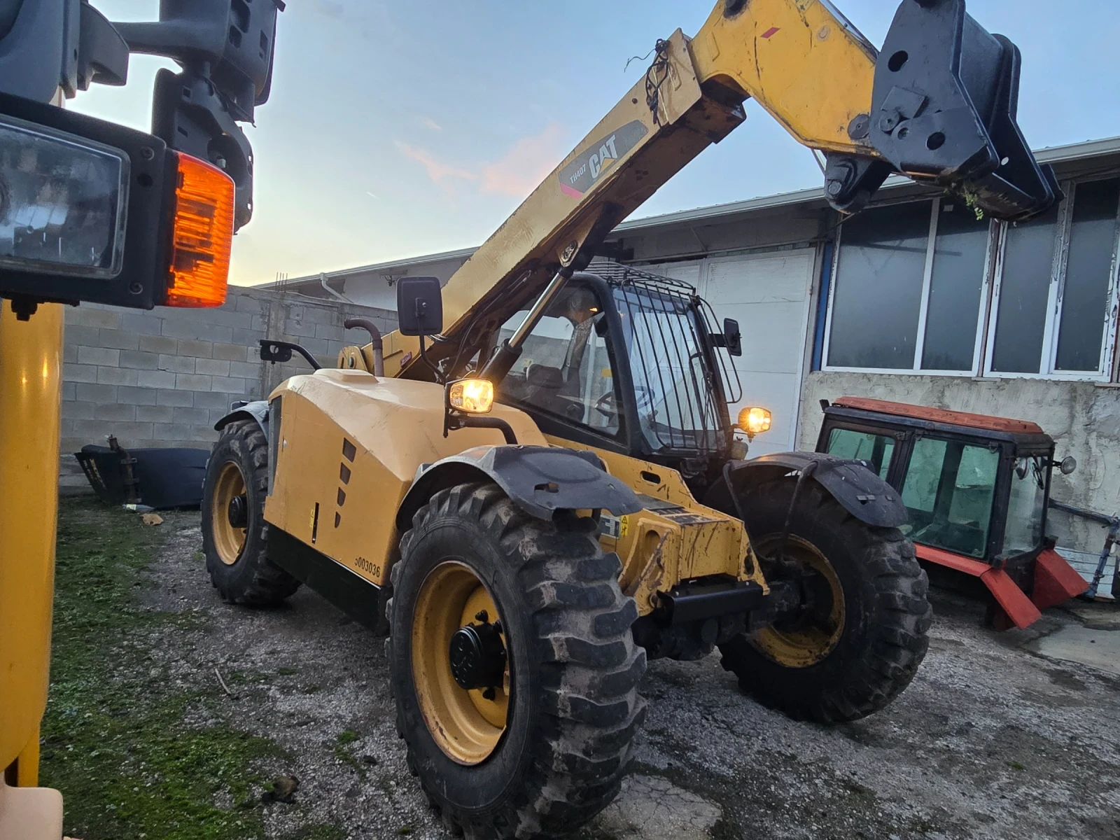Телескопичен товарач Caterpillar TH408, снимка 1