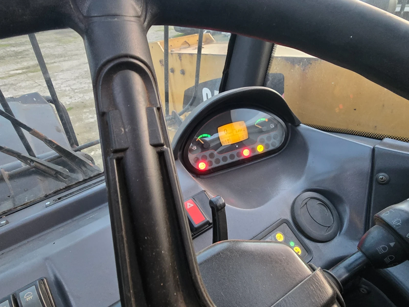 Телескопичен товарач Caterpillar TH408 - изображение 7