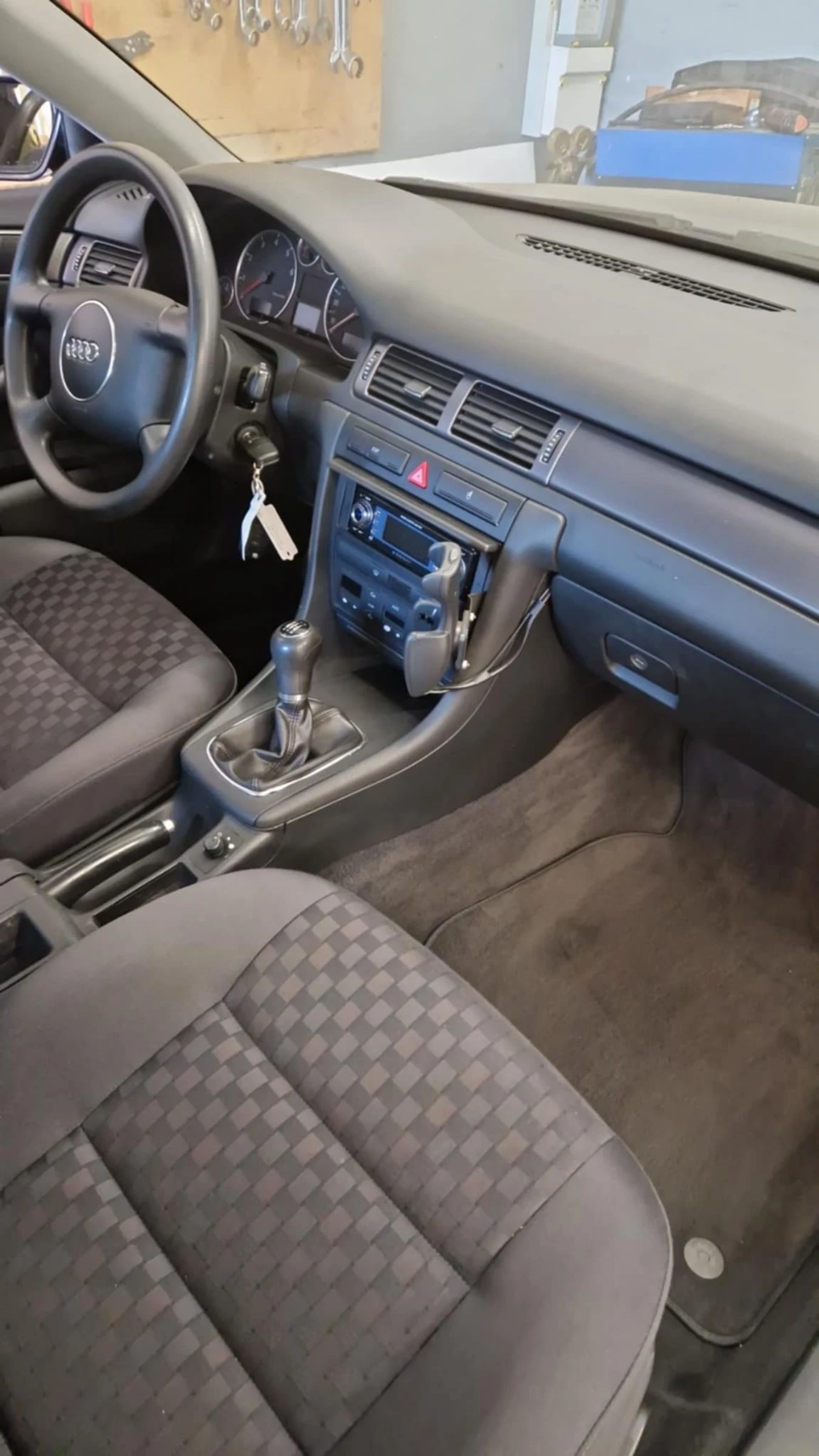 Audi A6 2.4 V6 - изображение 3