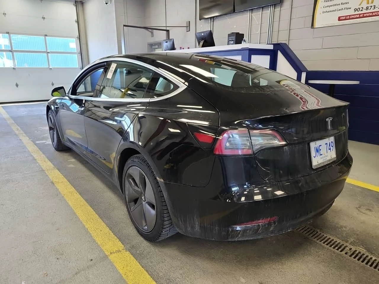 Tesla Model 3 STANDARD RANGE PLUS| PANO| АВТОПИЛОТ| 2 КЛЮЧА| , снимка 4 - Автомобили и джипове - 54424367