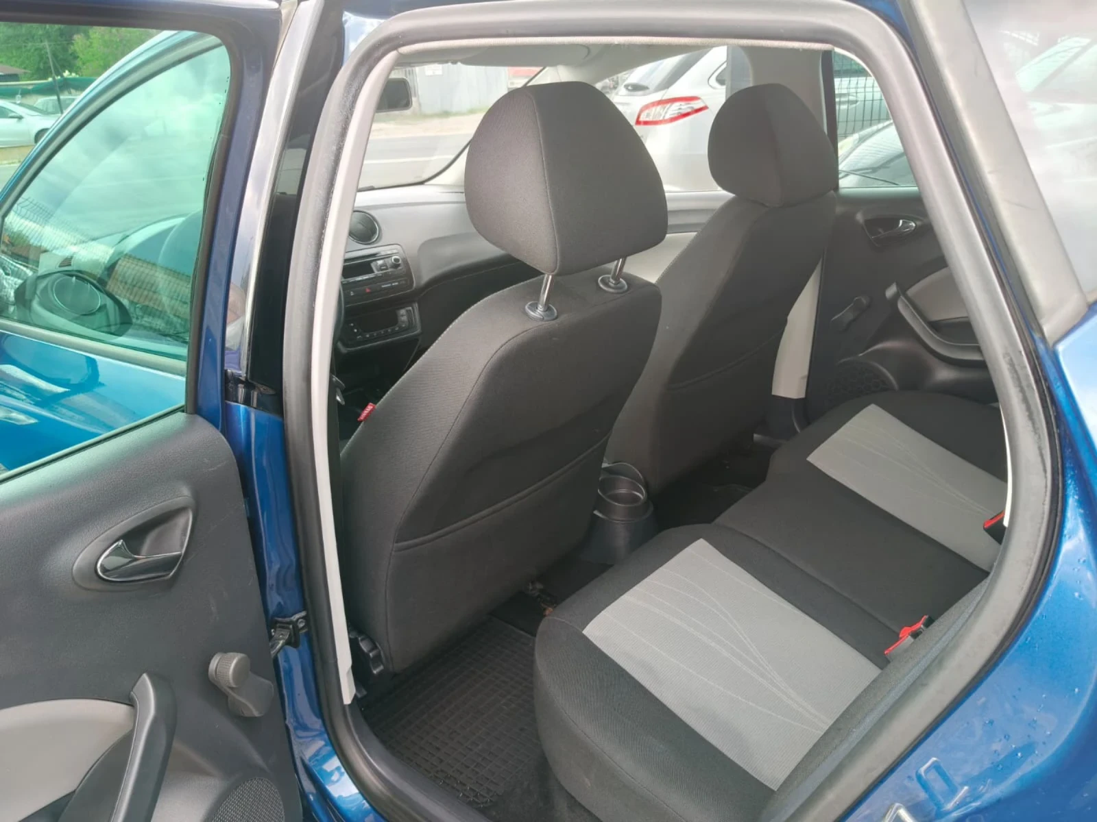 Seat Ibiza 1.2i, снимка 10 - Автомобили и джипове - 54494355