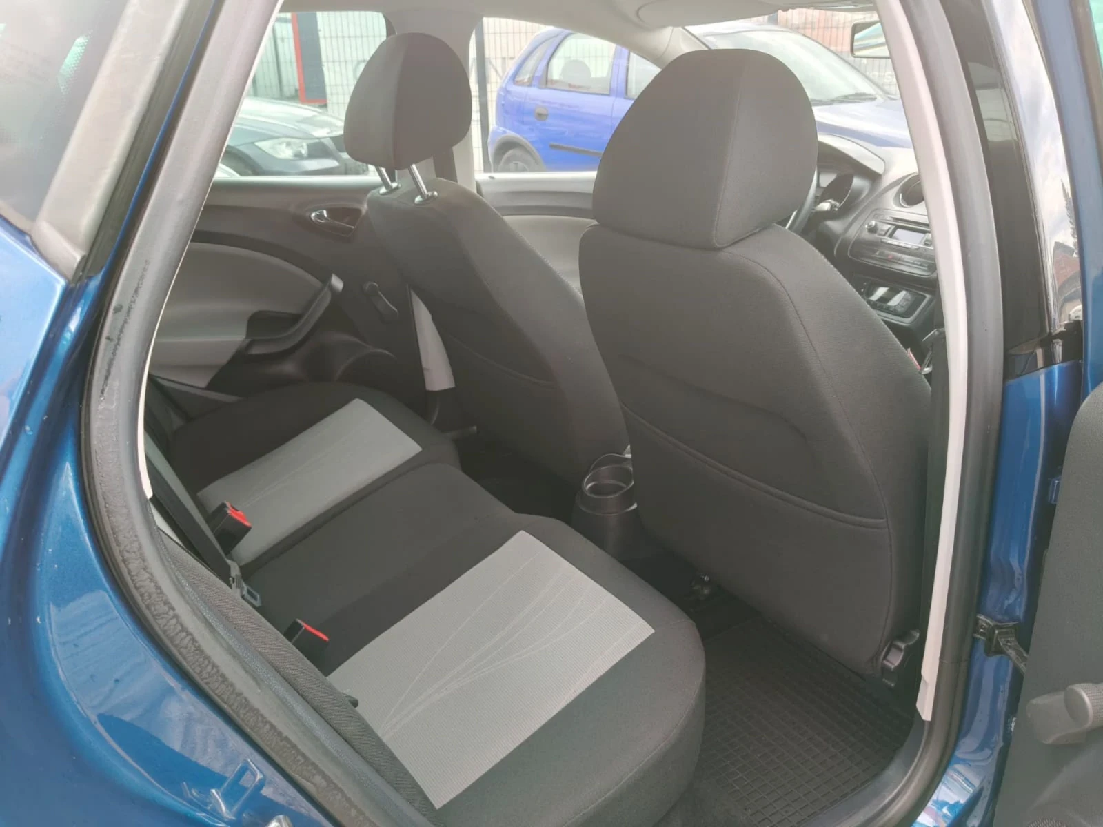 Seat Ibiza 1.2i, снимка 11 - Автомобили и джипове - 54494355