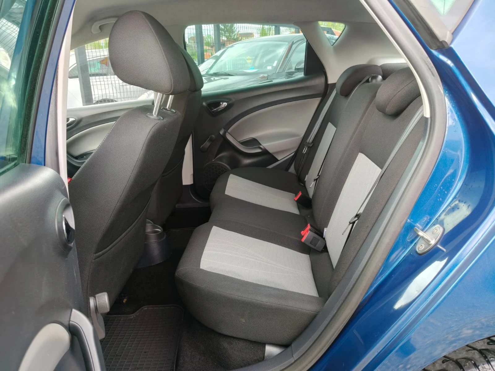 Seat Ibiza 1.2i, снимка 9 - Автомобили и джипове - 54494355