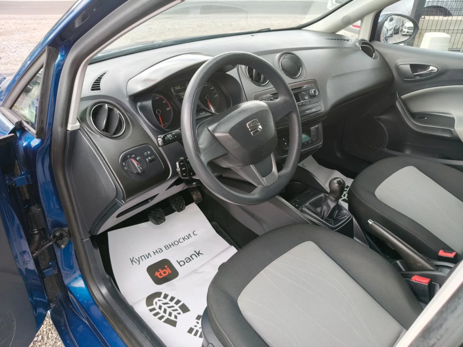 Seat Ibiza 1.2i, снимка 8 - Автомобили и джипове - 54494355