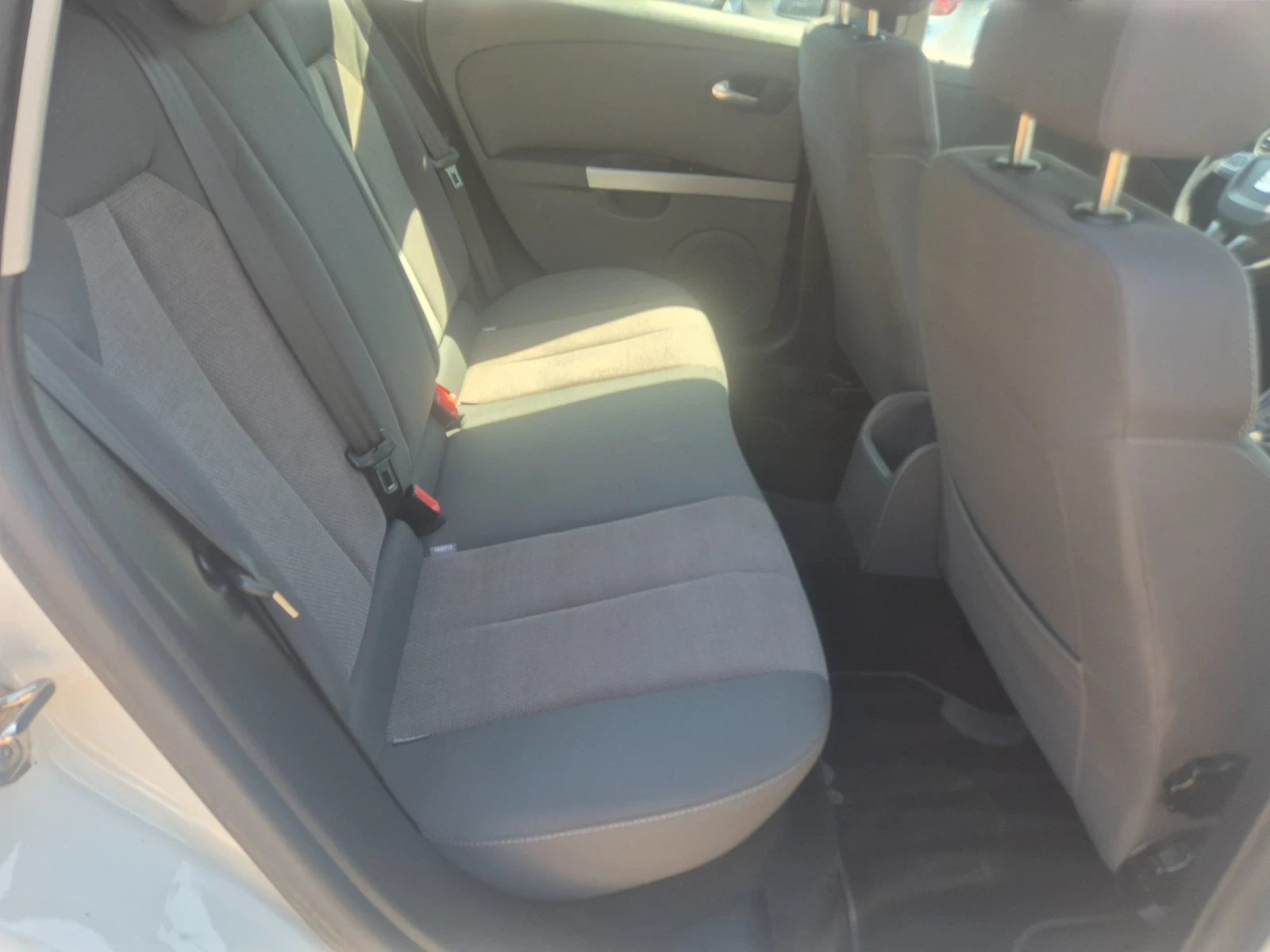 Seat Leon 1.6TDI, 105к.с., снимка 10 - Автомобили и джипове - 55737929
