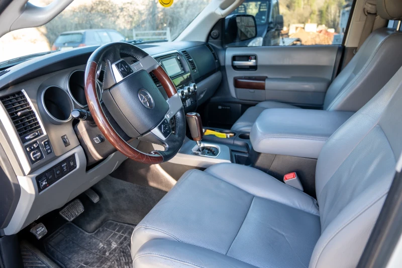 Toyota Sequoia 5.7 ГАЗ 4х4 PLATINUM, снимка 11 - Автомобили и джипове - 52916758