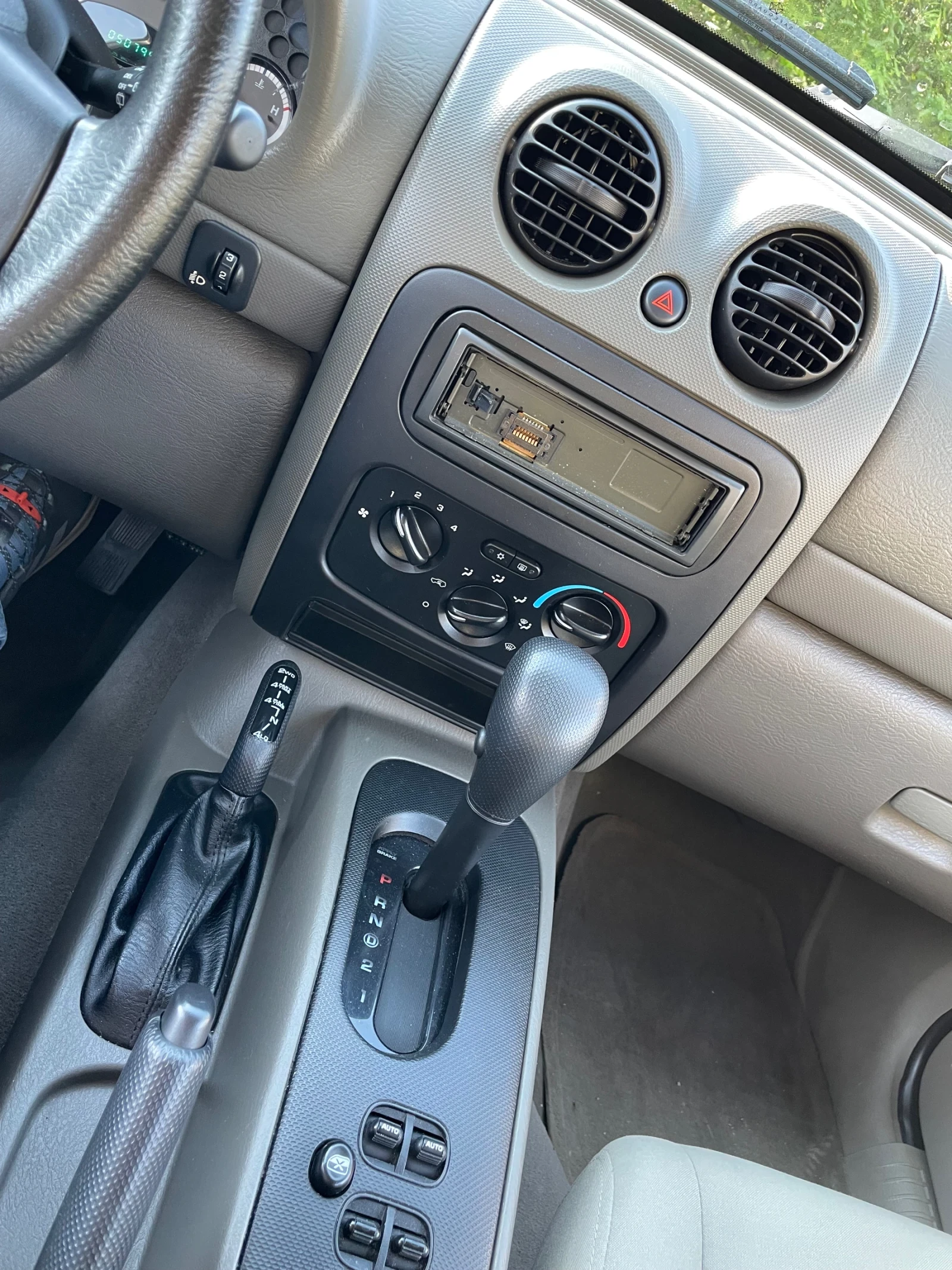 Jeep Cherokee, снимка 9 - Автомобили и джипове - 54981883