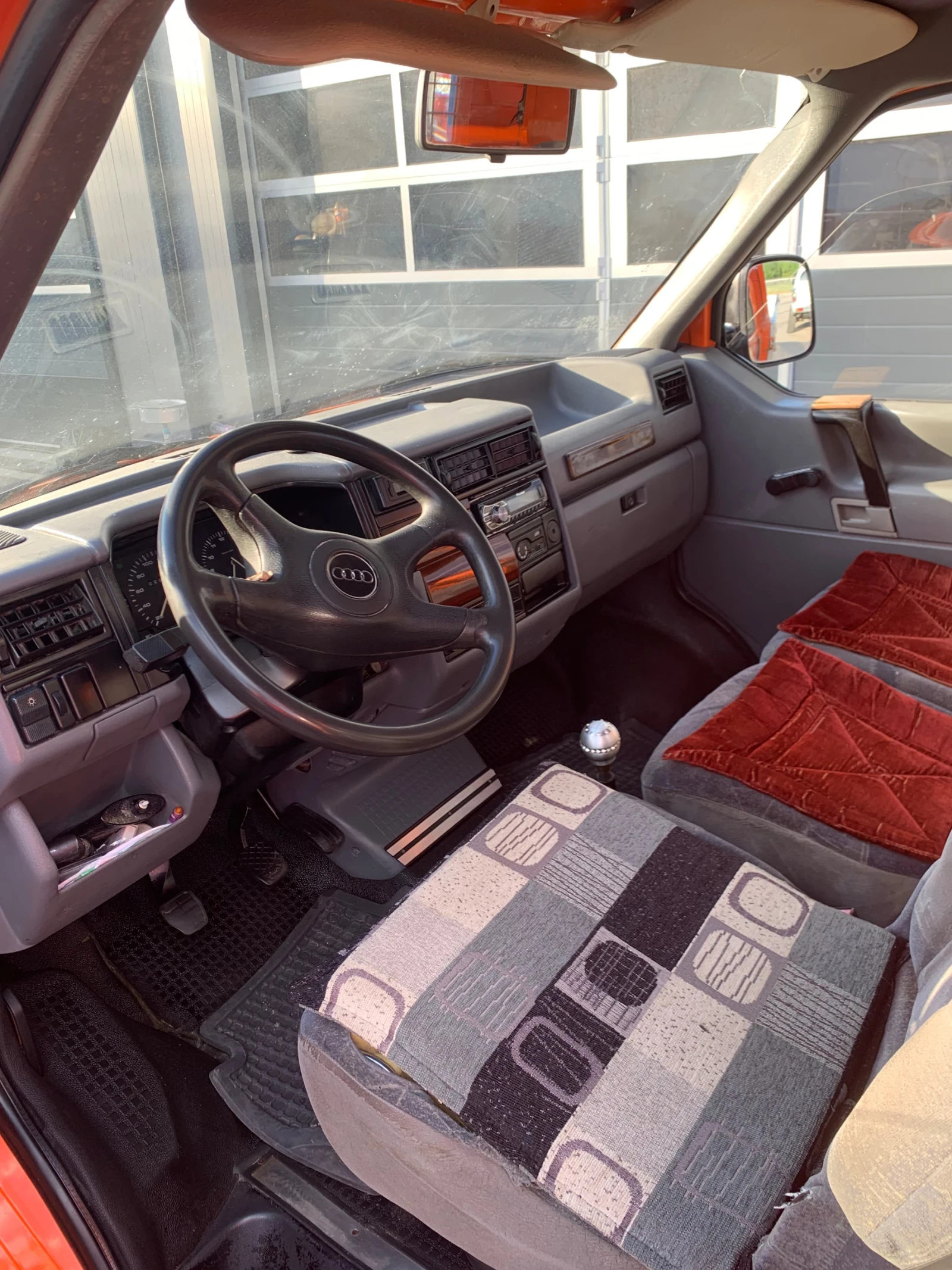 VW Transporter 1.9 TDI 110к.с, снимка 10 - Бусове и автобуси - 54720035