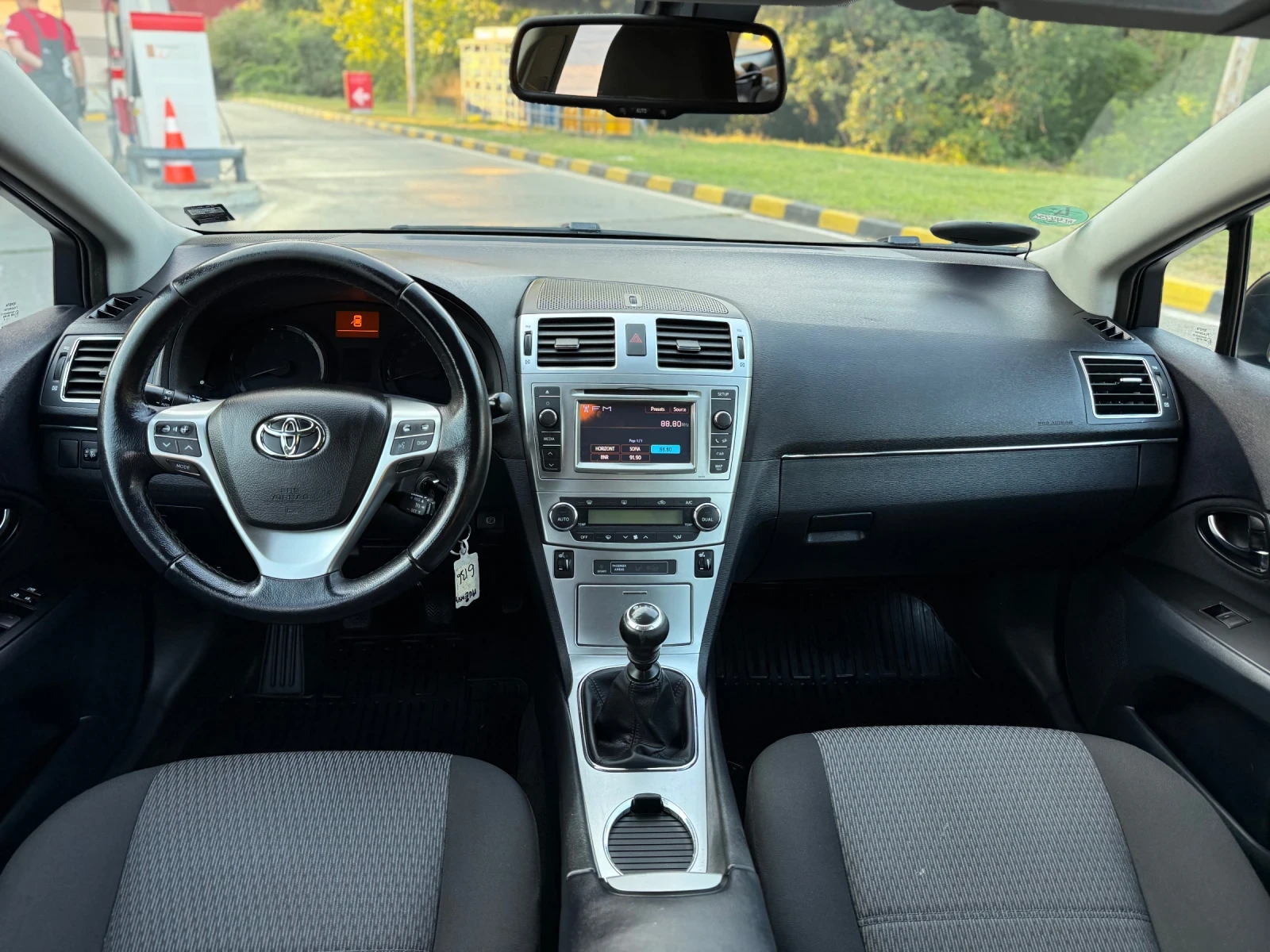 Toyota Avensis 1.8i Фейс/Навигация/Камера/Климатроник, снимка 13 - Автомобили и джипове - 55781593