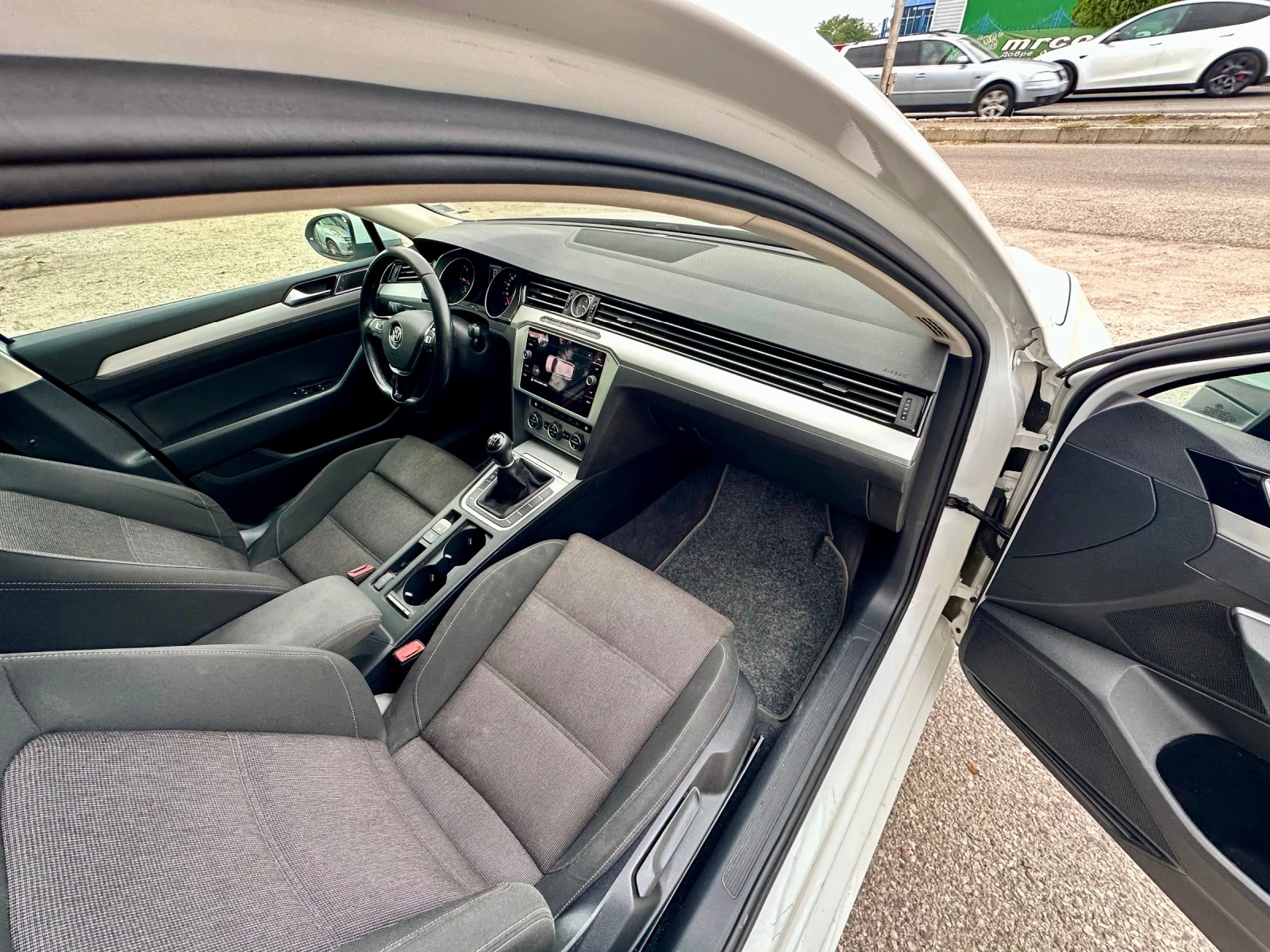VW Passat 2.0 TDI, снимка 12 - Автомобили и джипове - 55805245